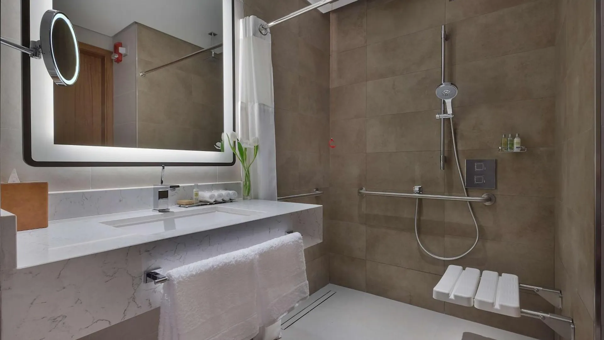 Doubletree By Hilton Sharjah Waterfront Hotel And Residences Zjednoczone Emiraty Arabskie